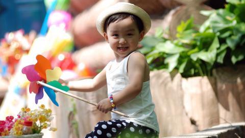 可爱宝贝户外摄影图片