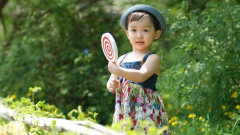 可爱宝贝户外摄影图片