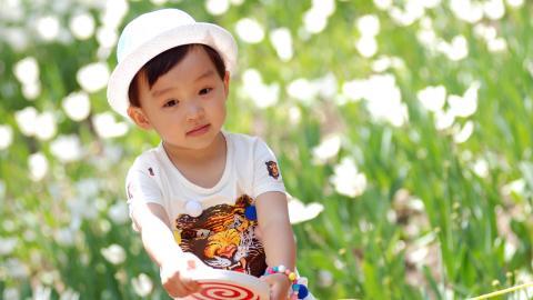 可爱宝贝户外摄影图片