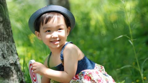 可爱宝贝户外摄影图片