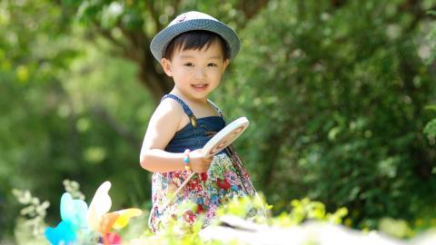 可爱宝贝户外摄影图片