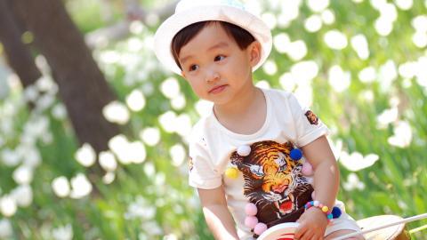 可爱宝贝户外摄影图片