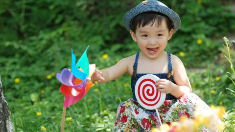 可爱宝贝户外摄影图片