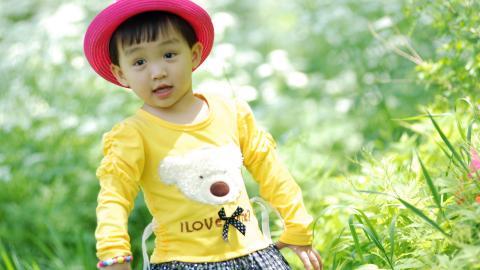 可爱宝贝户外摄影图片