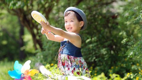 可爱宝贝户外摄影图片