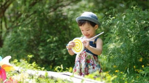 可爱宝贝户外摄影图片