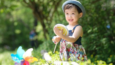 可爱宝贝户外摄影图片