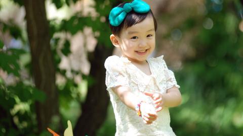 可爱宝贝户外摄影图片