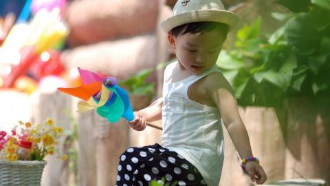 可爱宝贝户外摄影图片