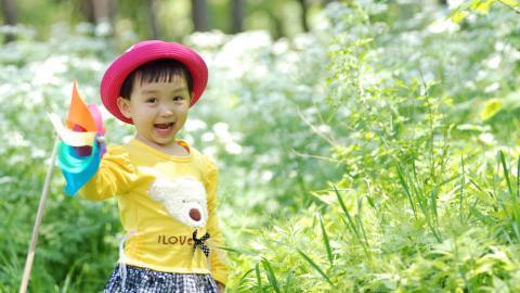 可爱宝贝户外摄影图片