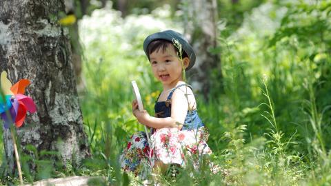 可爱宝贝户外摄影图片