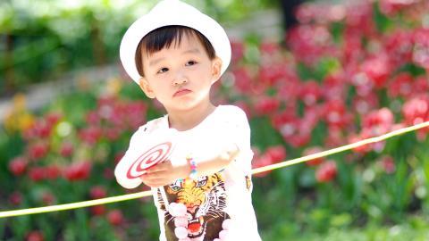 可爱宝贝户外摄影图片