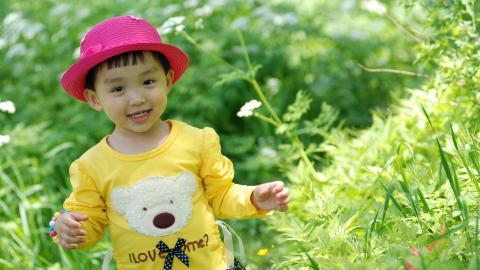 可爱宝贝户外摄影图片