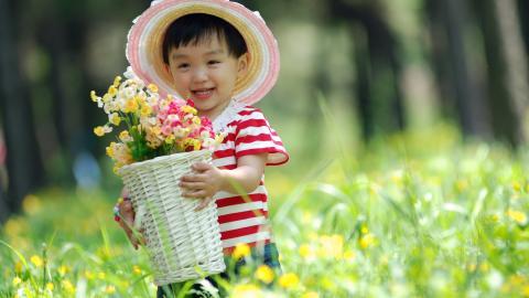 可爱宝贝户外摄影图片