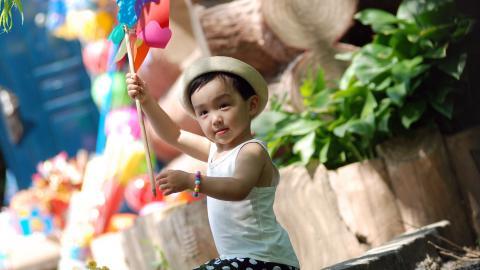 可爱宝贝户外摄影图片