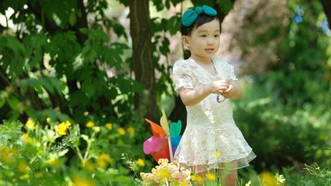 可爱宝贝户外摄影图片