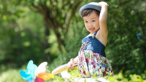 可爱宝贝户外摄影图片