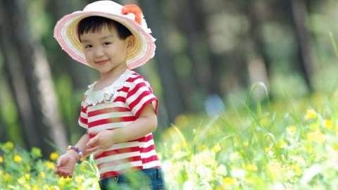 可爱宝贝户外摄影图片