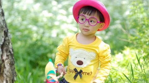 可爱宝贝户外摄影图片