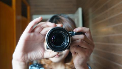 相机少女摄影图片