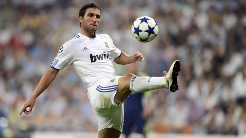 足球明星伊瓜因高清图片