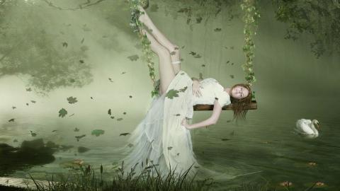 荡秋千的少女图片大全