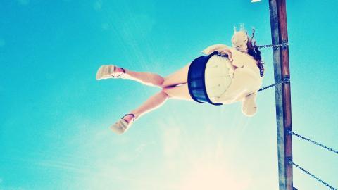 荡秋千的少女图片大全