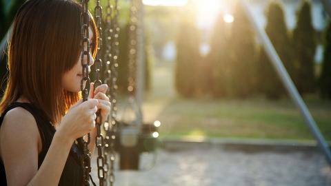 荡秋千的少女图片大全