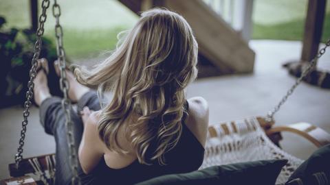 荡秋千的少女图片大全