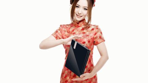 旗袍美女与笔记本电脑图片