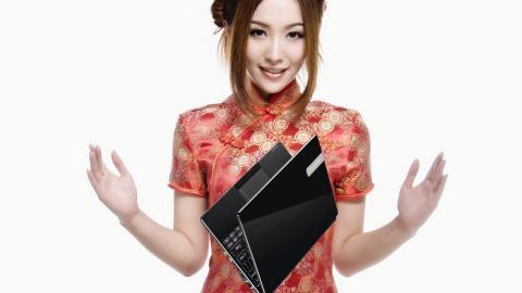 旗袍美女与笔记本电脑图片