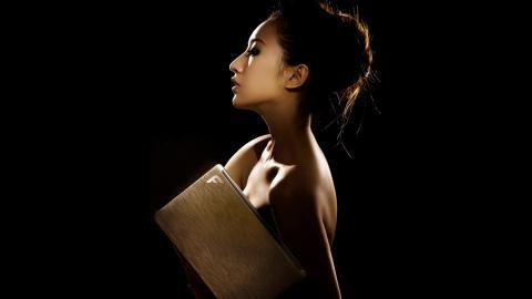 旗袍美女与笔记本电脑图片