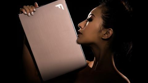 旗袍美女与笔记本电脑图片