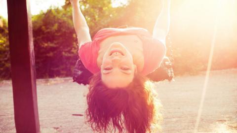 荡秋千的少女图片大全