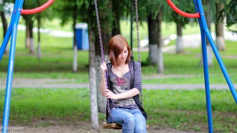 荡秋千的少女图片大全