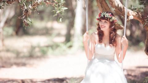 荡秋千的少女图片大全