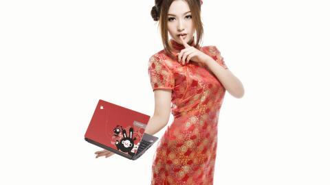 旗袍美女与笔记本电脑图片