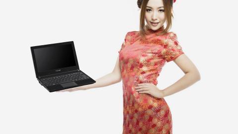 旗袍美女与笔记本电脑图片