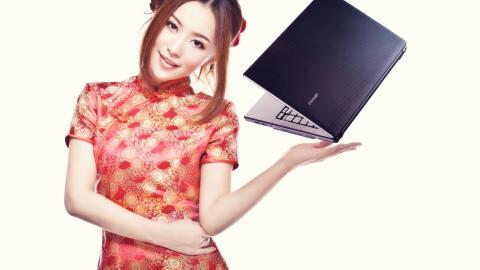 旗袍美女与笔记本电脑图片