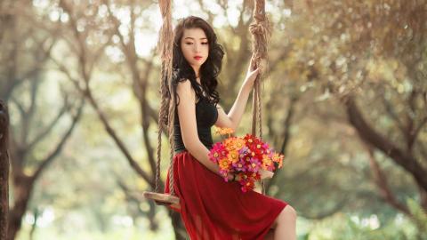 荡秋千的少女图片大全