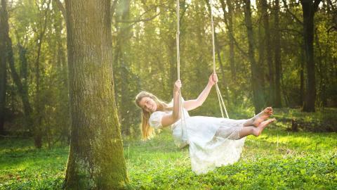 荡秋千的少女图片大全