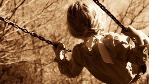 荡秋千的少女图片大全