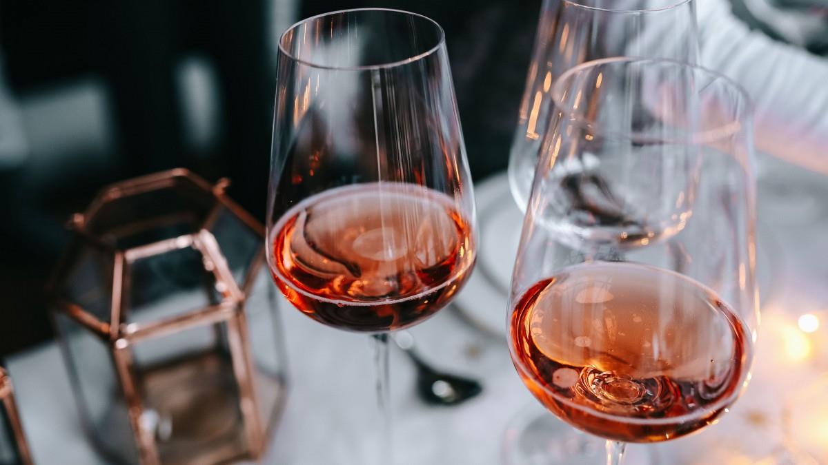 高脚杯中的红酒图片