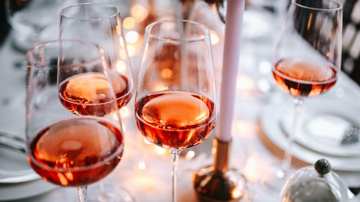 高脚杯中的红酒图片