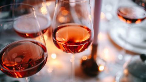 高脚杯中的红酒图片