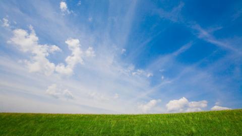 草原上的蓝天白云图片