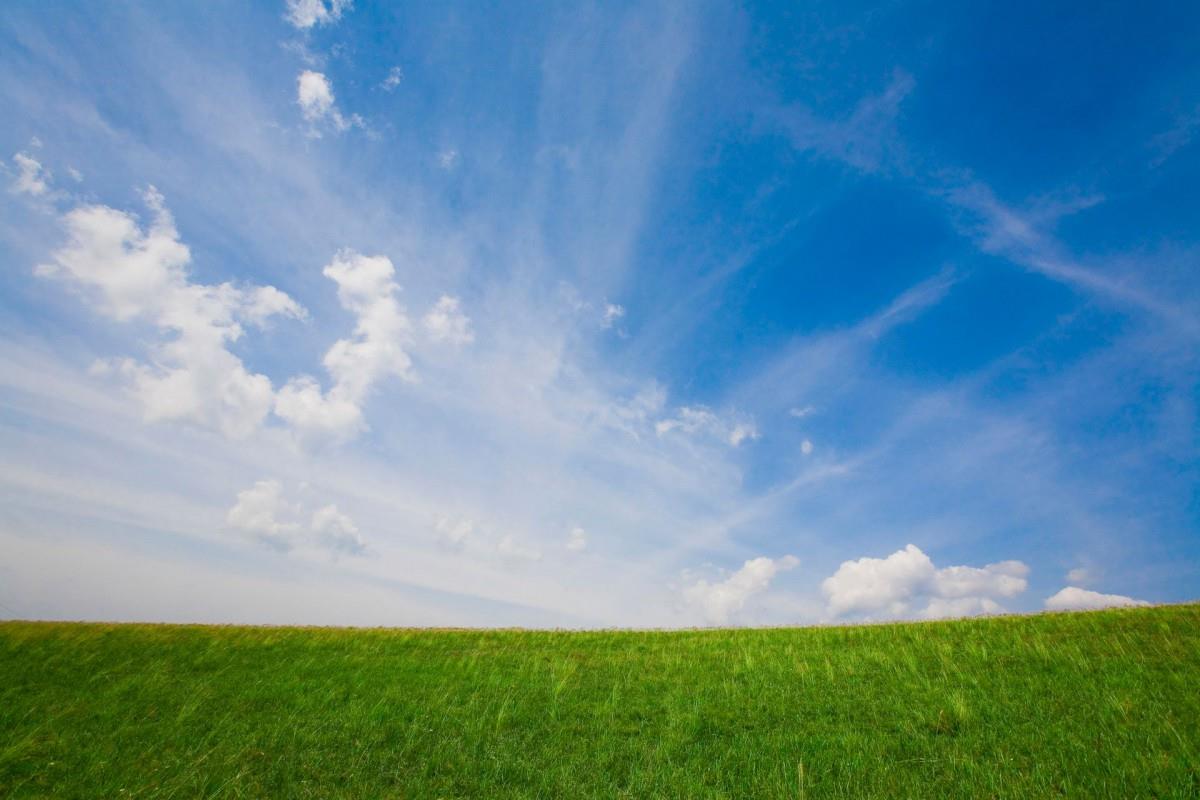 草原上的蓝天白云图片