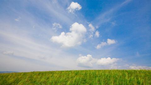草原上的蓝天白云图片