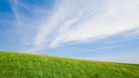 草原上的蓝天白云图片