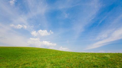 草原上的蓝天白云图片